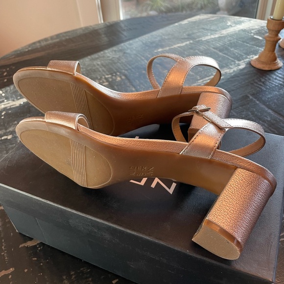 Naturalizer Bristol sandal in Warm silver leather. Size 8.5. - Picture 6 of 6